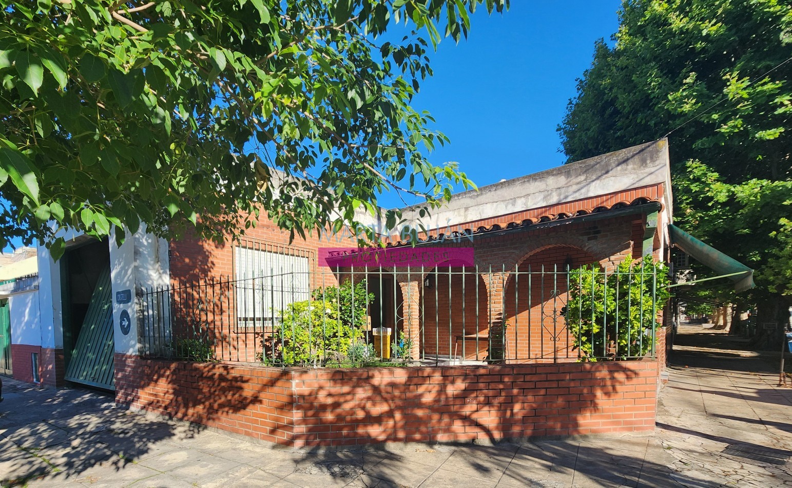 EXCELENTE CASA EN ESQUINA CON LOCAL